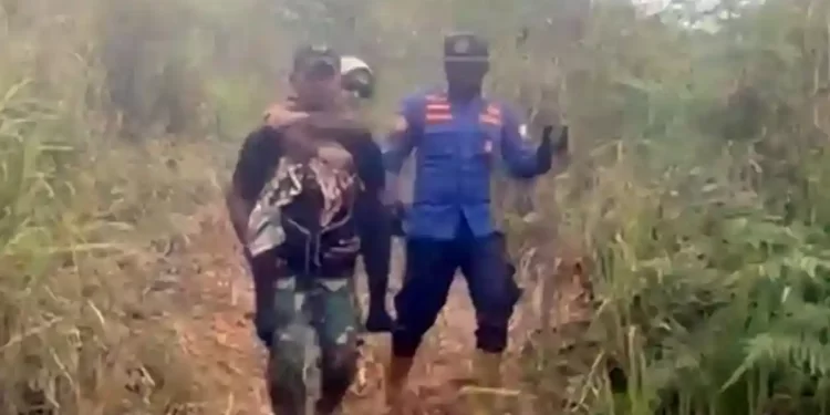 Prajurit TNI dan Damkar Evakuasi Nenek Korban Longsor di Bener Meriah, Digendong 15 Km Selama 3,5 Jam