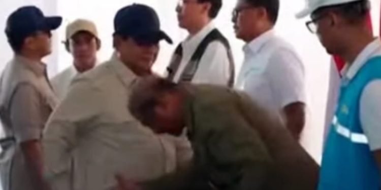 Prabowo Tolak Dicium Tangan, Pilih Rangkul Bupati Aceh Tamiang saat Kunjungan Pascabencana