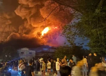 Pabrik Swallow di Jalan Yos Sudarso Medan Terbakar, Warga Panik