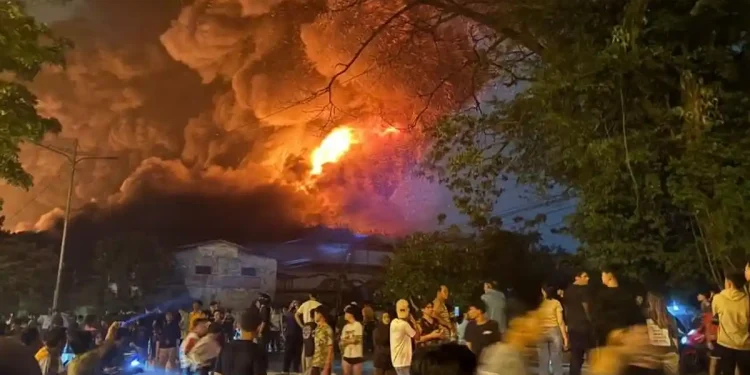 Pabrik Swallow di Jalan Yos Sudarso Medan Terbakar, Warga Panik