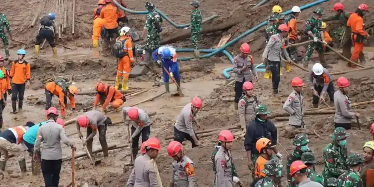 23 TNI AL Gugur Akibat Longsor di Cisarua, 18 Prajurit Masih Dalam Pencarian