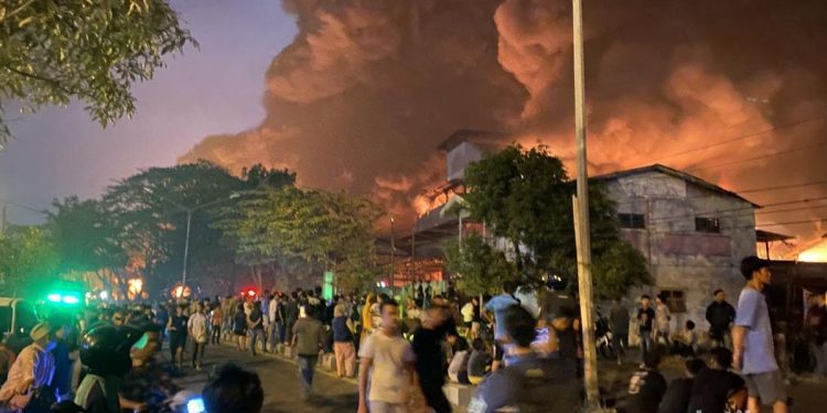 Kebakaran Pabrik Swallow di Yos Sudarso Medan, Warga Dengar Ledakan Berkali-kali