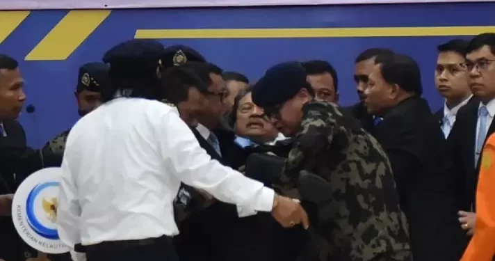Menteri KKP Pingsan Saat Upacara Pelepasan Korban Kecelakaan Pesawat ATR