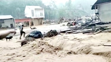 Banjir Bandang Kembali Hantam Tapanuli Tengah, Air Mengalir Deras Disertai Material Kayu