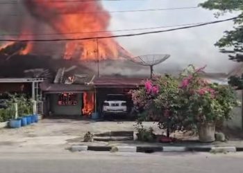 Kebakaran di Asrama Polisi Pekanbaru, Dua Rumah dan Enam Kendaraan Mewah Hangus Terbakar