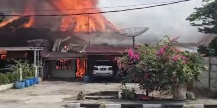 Kebakaran di Asrama Polisi Pekanbaru, Dua Rumah dan Enam Kendaraan Mewah Hangus Terbakar