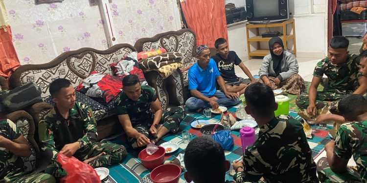 Makan Malam di Rumah Warga, Satgas TMMD ke-127 Kodim 0207/Simalungun Pererat Ikatan Kekeluargaan di Bahapal