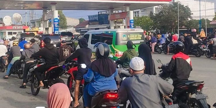 Khawatir Stok Menipis, Warga Medan Serbu SPBU untuk Isi BBM