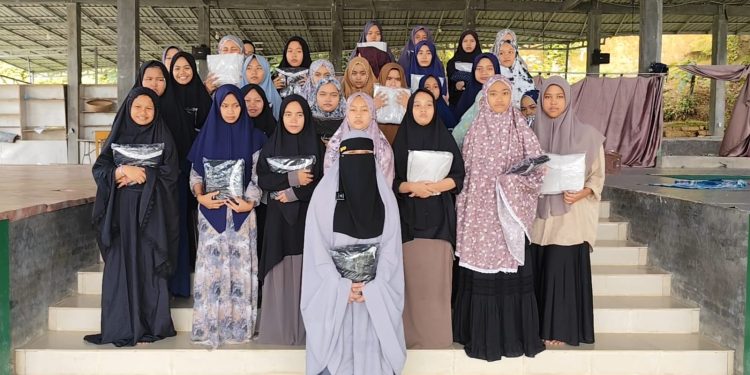 PT Macan Sejahtera Cahaya Berbagi Sarung dan Mukena untuk Santri Pondok Pesantren Baitul Qur’an Deli Serdang