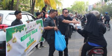 Semangat Berbagi Ramadan, PT Macan Sejahtera Cahaya Bagikan Ratusan Takjil ke Pengendara di Medan