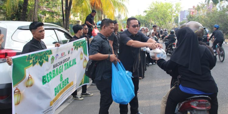 Semangat Berbagi Ramadan, PT Macan Sejahtera Cahaya Bagikan Ratusan Takjil ke Pengendara di Medan