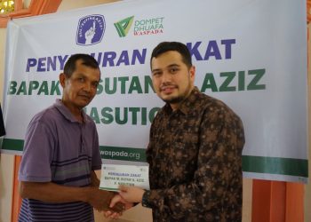 Ketua Yayasan RSU Sufina Aziz Sutan Aziz Tunaikan Zakat Melalui Dompet Dhuafa Waspada