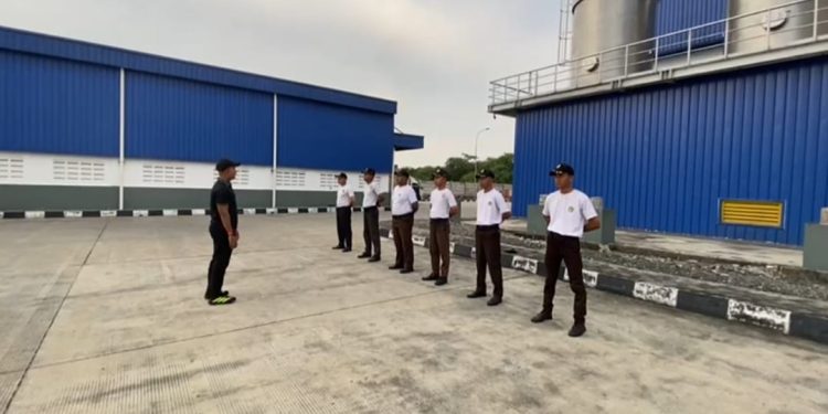 Perkuat Disiplin dan SOP, Satpam PT Macan Sejahtera Cahaya Jalani Refresh Training di Pabrik Sari Roti Pekanbaru