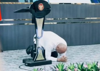 Minta Daerahnya Diperhatikan Pemerintah, Bupati Nias Utara Sujud di Hadapan Menteri