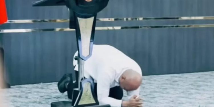 Minta Daerahnya Diperhatikan Pemerintah, Bupati Nias Utara Sujud di Hadapan Menteri