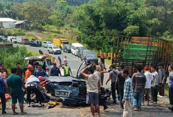 Tiga Sekeluarga Asal Riau Tewas Dihantam Truk Mundur Saat Menuju Danau Toba