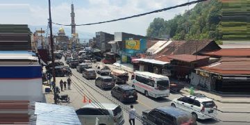 Parapat Lumpuh Diserbu Wisatawan, Jalur Menuju Danau Toba Macet Total Saat Lebaran
