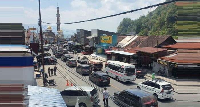 Parapat Lumpuh Diserbu Wisatawan, Jalur Menuju Danau Toba Macet Total Saat Lebaran