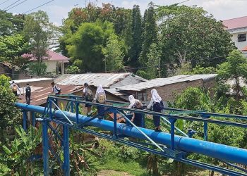 Pelajar di Medan Nekat Seberangi Sungai Deli Lewat Pipa, Taruhkan Nyawa Demi Sekolah