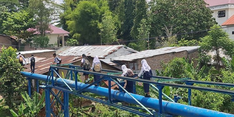 Pelajar di Medan Nekat Seberangi Sungai Deli Lewat Pipa, Taruhkan Nyawa Demi Sekolah