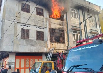 Ruko Sepatu dan Sandal di Pematangsiantar Ludes Terbakar, Damkar Masih Lakukan Pemadaman