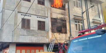 Ruko Sepatu dan Sandal di Pematangsiantar Ludes Terbakar, Damkar Masih Lakukan Pemadaman