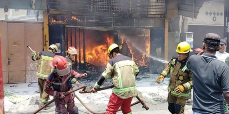 Ruko Panglong Cat di Marelan Terbakar, Satu Korban Tewas dan Tiga Berhasil Diselamatkan