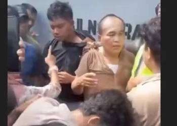 Istri Anggota TNI Terseret Saat Mobil Dirampas, Debt Collector Tak Berkutik Dihajar Massa