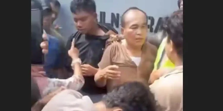 Istri Anggota TNI Terseret Saat Mobil Dirampas, Debt Collector Tak Berkutik Dihajar Massa