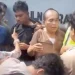 Istri Anggota TNI Terseret Saat Mobil Dirampas, Debt Collector Tak Berkutik Dihajar Massa