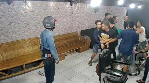 Ngaku Polisi, Sekelompok Pria Ancam Tukang Pangkas dengan Senjata Api di Medan