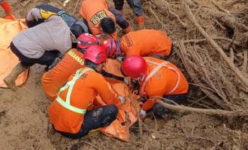 SAR Gabungan Evakuasi Dua Korban Longsor di Tapsel, Ibu dan Anak Ditemukan Tertimbun
