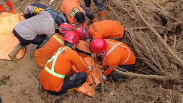 SAR Gabungan Evakuasi Dua Korban Longsor di Tapsel, Ibu dan Anak Ditemukan Tertimbun