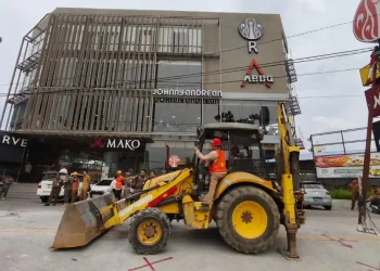 Pemko Medan Bongkar Trotoar yang Dialihfungsikan Jadi Parkir JCO di Adam Malik