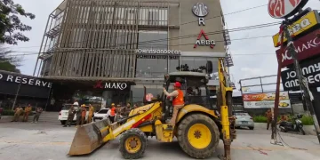 Pemko Medan Bongkar Trotoar yang Dialihfungsikan Jadi Parkir JCO di Adam Malik