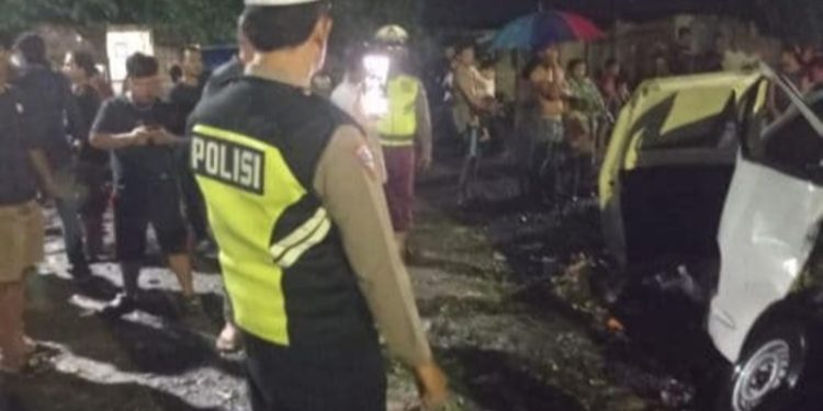 Grand Max Ditabrak Kereta Api di Sunggal, Lansia Tewas Terpental dari Mobil