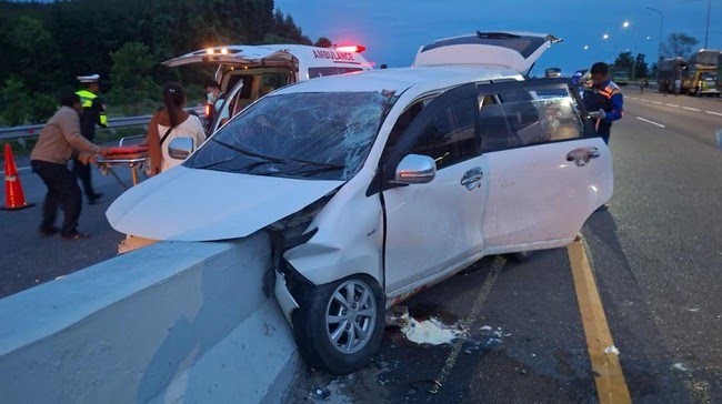 Avanza Tabrak Pembatas Tol Permai, Dua Penumpang Tewas dan Tujuh Luka-luka