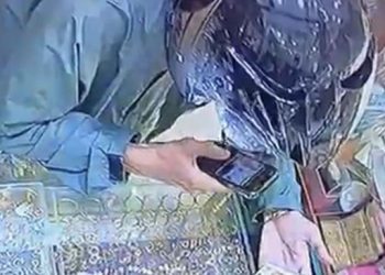 Bermodal Pura-pura Beli, Pria Bermasker di Medan Gondol Emas Rp400 Juta