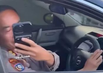 Viral! Polisi Berpangkat AKBP Merokok Sambil Mengemudi, Langsung Diperiksa Propam