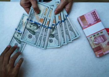 Rupiah Tembus Rp17.600 per Dolar AS, Harga Mi Instan hingga Gadget Terancam Naik