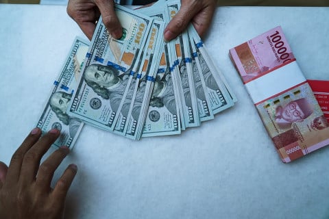 Rupiah Tembus Rp17.600 per Dolar AS, Harga Mi Instan hingga Gadget Terancam Naik