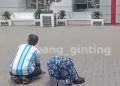 Minta Bantuan Biaya Pengobatan Anaknya, Seorang Ibu Bersujud di Depan Baliho Bobby Nasution