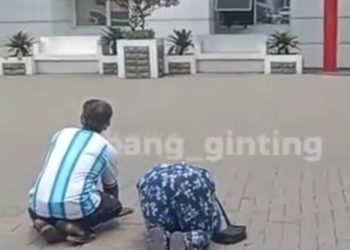 Minta Bantuan Biaya Pengobatan Anaknya, Seorang Ibu Bersujud di Depan Baliho Bobby Nasution