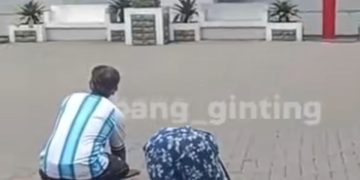 Minta Bantuan Biaya Pengobatan Anaknya, Seorang Ibu Bersujud di Depan Baliho Bobby Nasution