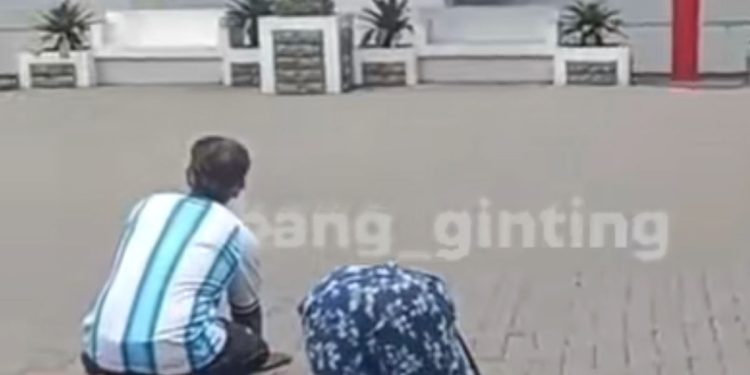 Minta Bantuan Biaya Pengobatan Anaknya, Seorang Ibu Bersujud di Depan Baliho Bobby Nasution