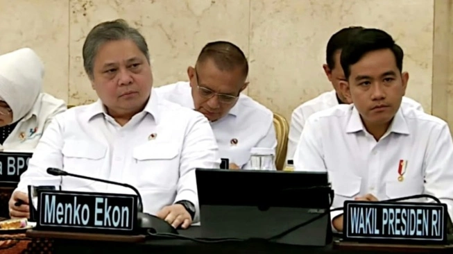Heboh! Tak Disamping Prabowo, Posisi Duduk Wapres Gibran Sejajar dengan Para Menteri di Sidang Kabinet