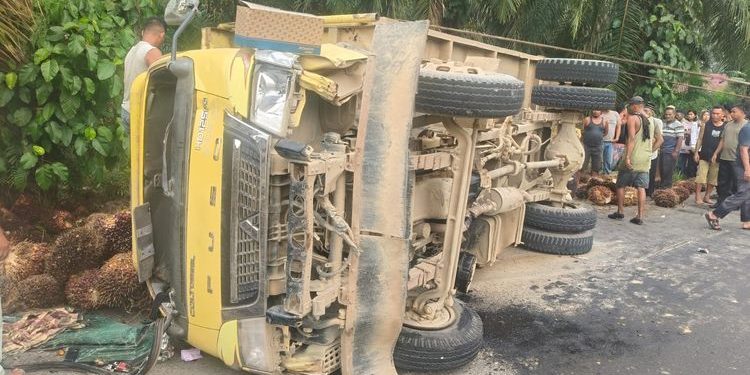 Truk Sawit Pecah Ban di Labuhanbatu Timpa Tiga Siswi SMP, Satu Meninggal Dunia