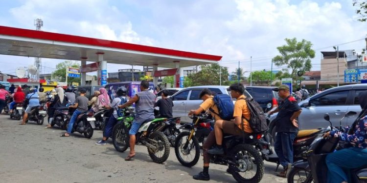 Bobby Minta Pertamina Tuntaskan Antrean BBM di Sumut dalam Dua Hari