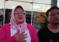 Ibu Guru Menangis Minta Keadilan di Polda Sumut, Anaknya Tewas Tertembak Saat Bentrokan di Labuhan