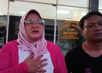 Ibu Guru Menangis Minta Keadilan di Polda Sumut, Anaknya Tewas Tertembak Saat Bentrokan di Labuhan